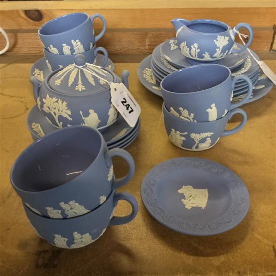 Wedgwood blue japserware part tea service, etc. (21 pieces)(-)